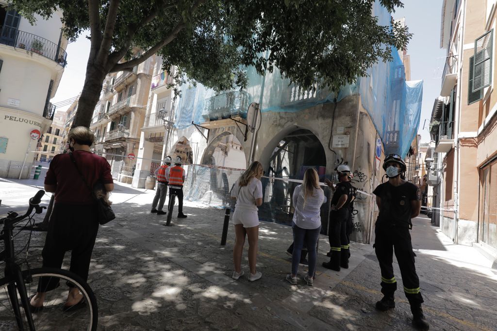 Se derrumba una finca abandonada en la plaza Quartera de Palma