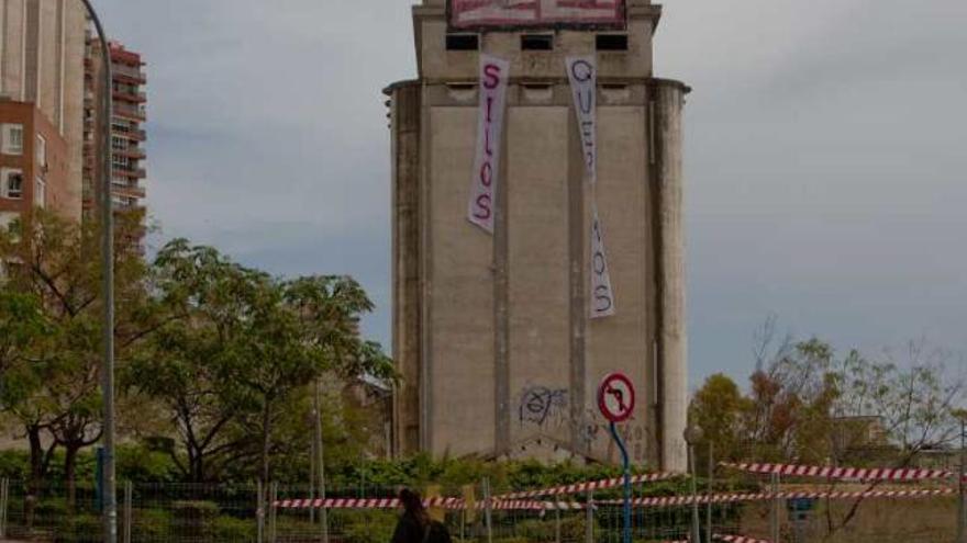 Imagen de las pancartas colgando de los silos.