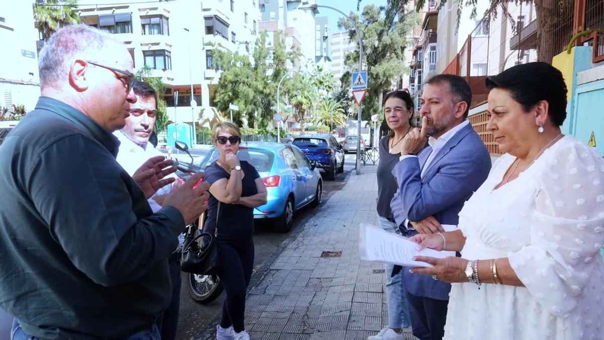 Visita del alcalde y el concejal de Viviendas Municipales a la barriada de La Victoria.