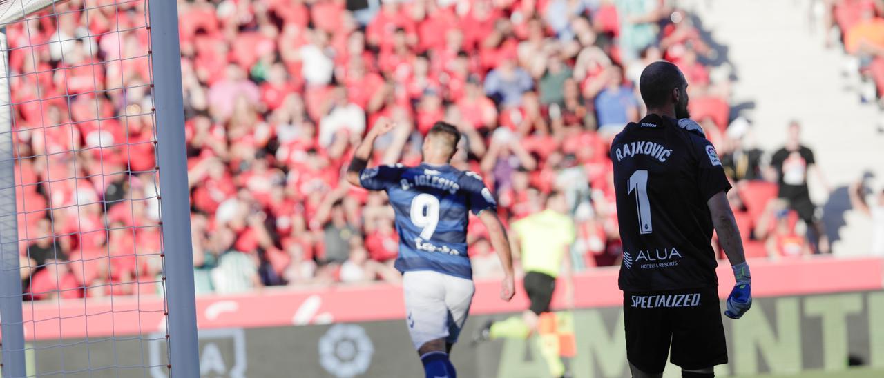 Borja Iglesias celebra el gol del primer penalti que le lanzó a Rajkovic durante el partido ante el Betis del sábado.