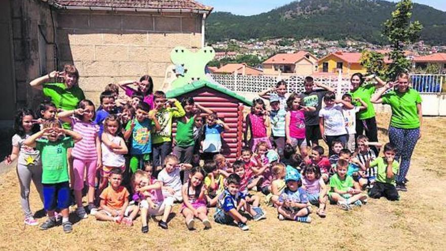 Niños asistentes a un campamento de día en Cangas do Morrazo.