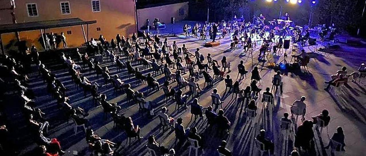 Público con distancia social llenó la plaza en el concierto de la banda.