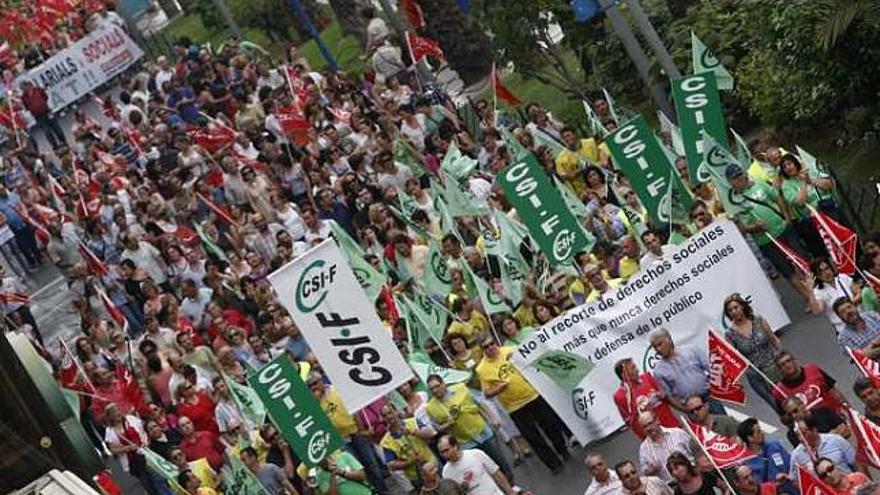 Manifestantes de UGT, CSIF y CC OO, el martes en Alicante.