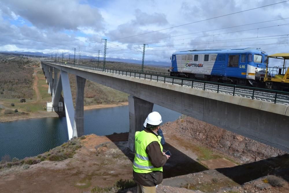 Pruebas de carga en un punte del AVE en Zamora.