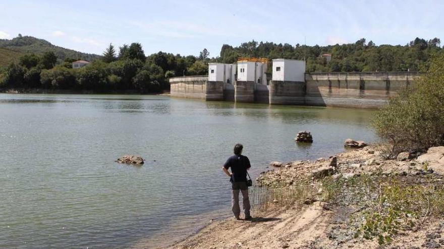 Embalse de As Conchas, en Ourense, donde se emplea una de las boyas. // Jesús Regal