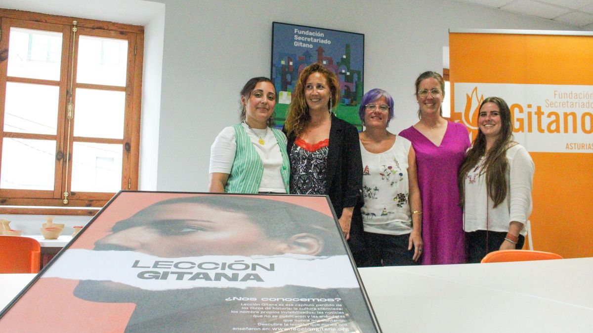 Por la izquierda Raquel Jiménez, Elena Miguel, Mónica Álvarez, Ana González y Carlota Monjardín, en una sala del Secretariado Gitano en Mieres. | A. Velasco