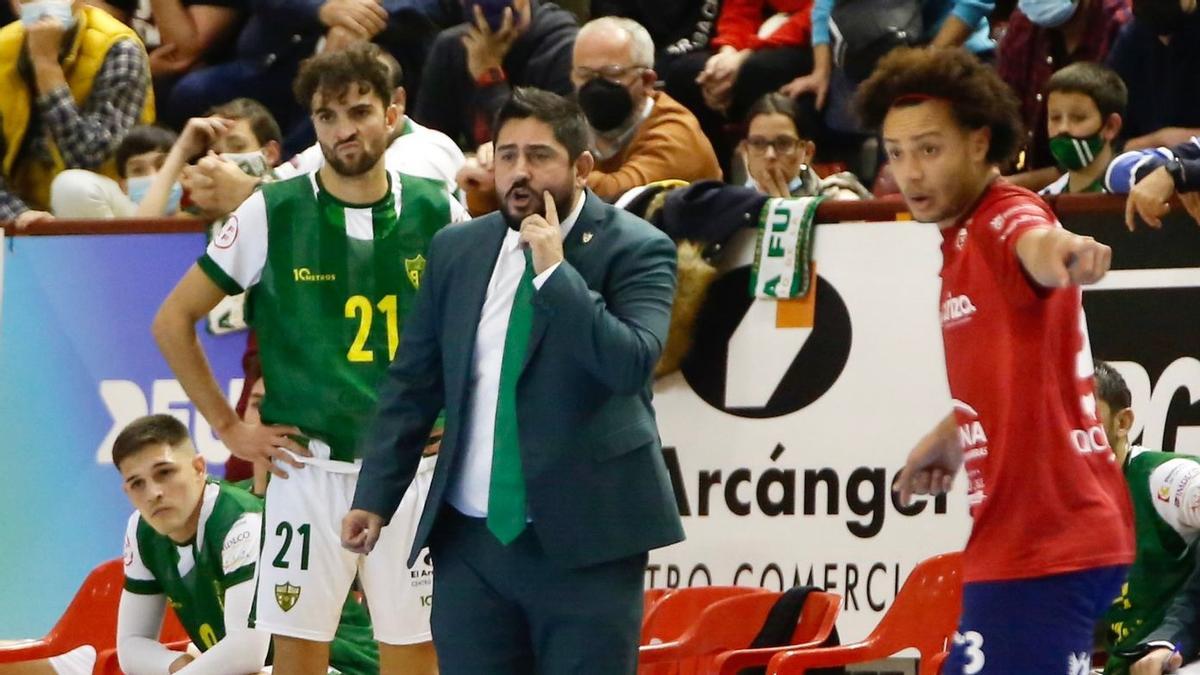 Josan González da instrucciones en un momento del partido entre el Córdoba Futsal y el Xota Osasuna.