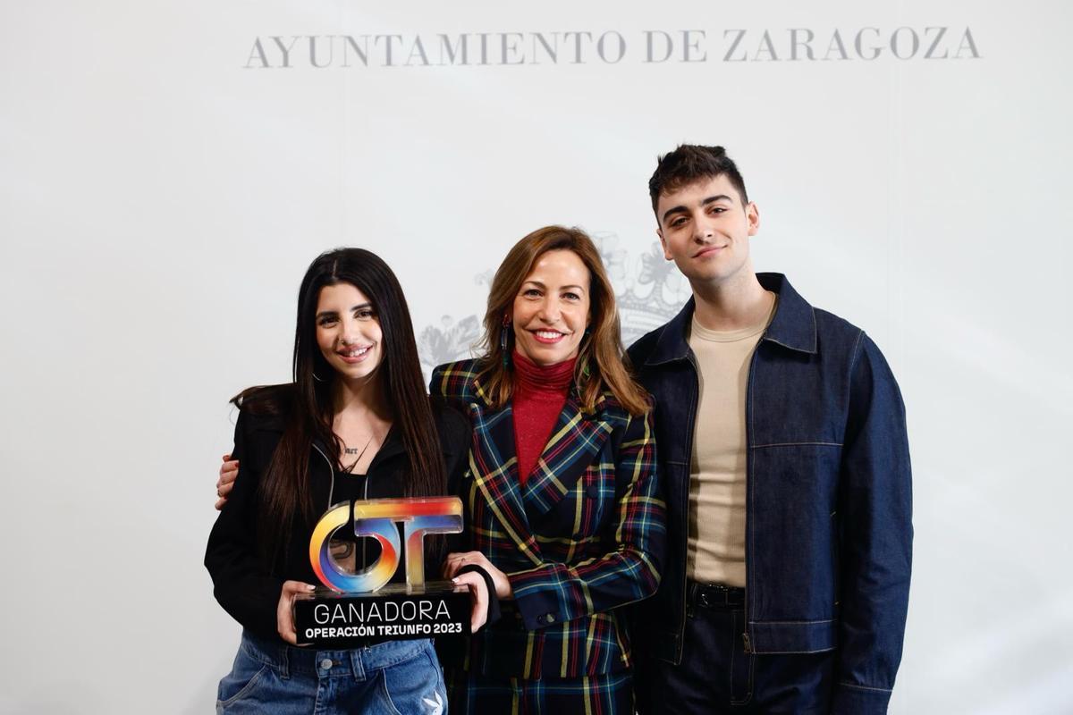 En imágenes | Natalia Chueca recibe a Naiara y Juanjo en el Ayuntamiento de Zaragoza