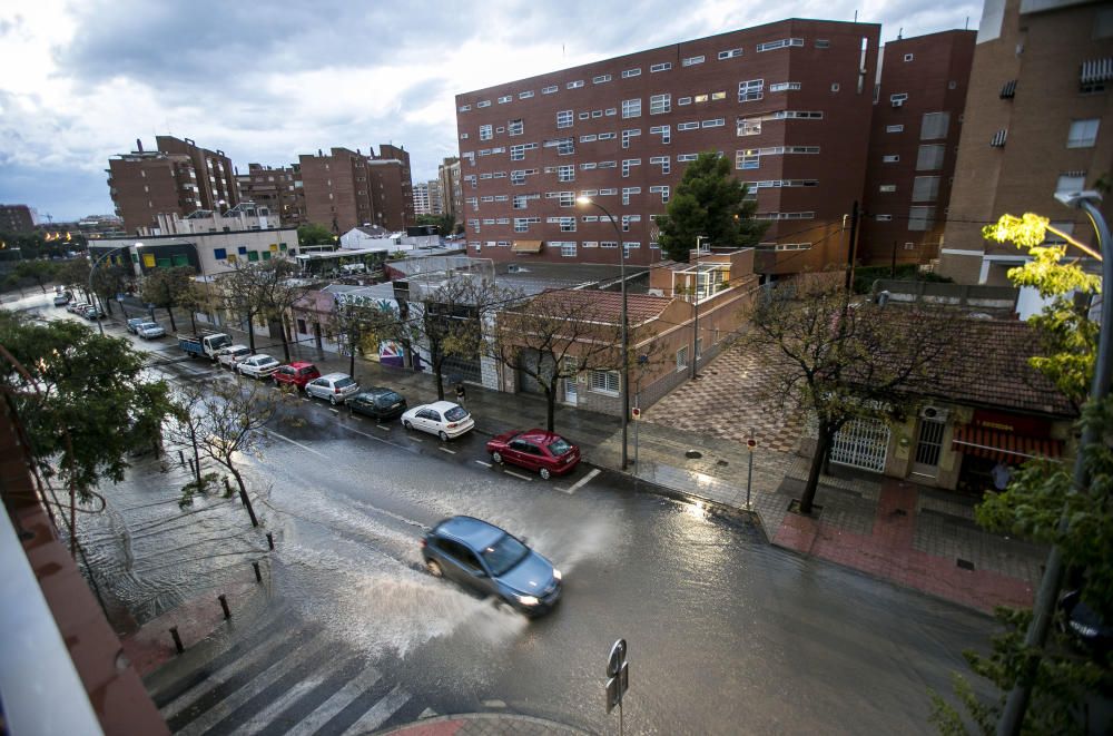 Una fuerte tormenta descarga 13 litros/m2 sobre Alicante en tan solo diez minutos