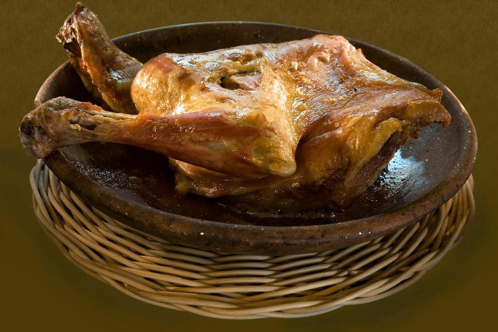 Lechal asado: elaborado al estilo de Castilla (es decir, con un poco de sal y un poco de agua), se consigue que el lechal salga a la mesa con la piel bien crujiente, la carne muy jugosa y, sobre todo, en su punto de temperatura.