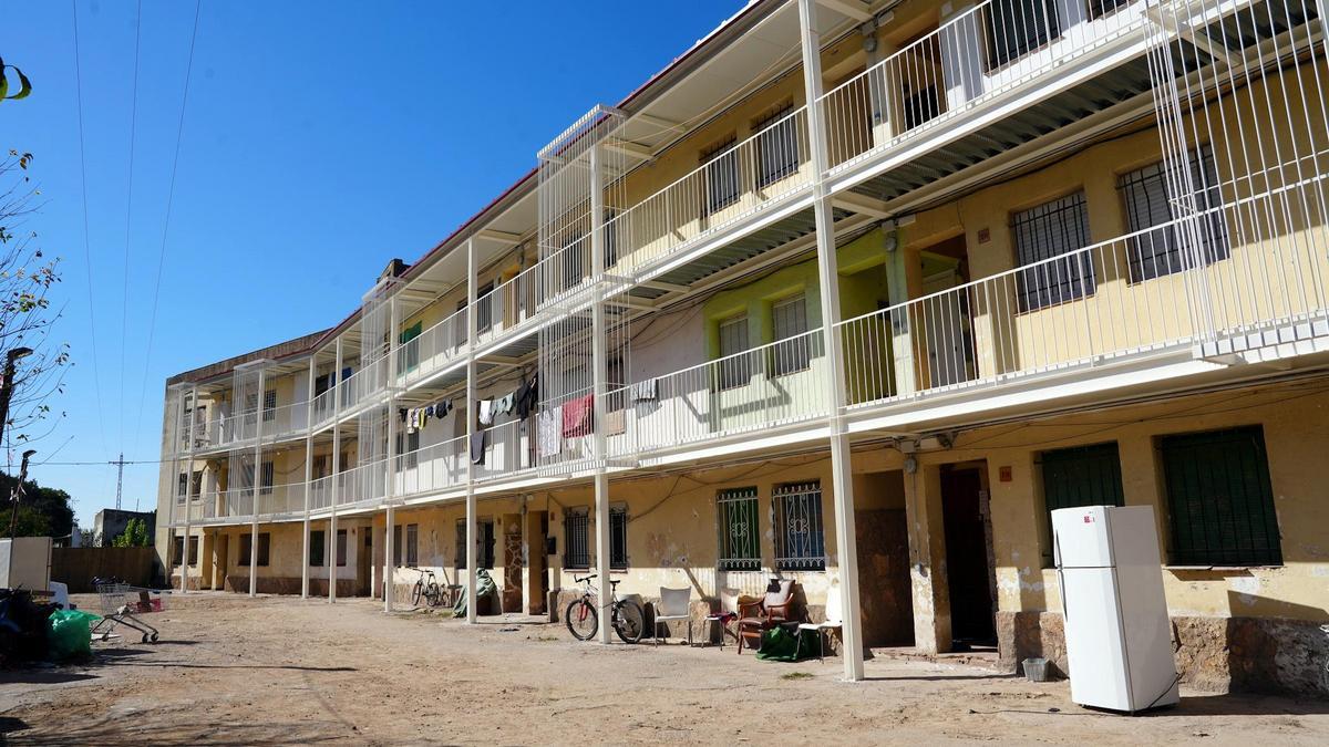 Pla general del bloc de pisos de l'Aurora del Pont Major, un cop acabades les obres de rehabilitació.
