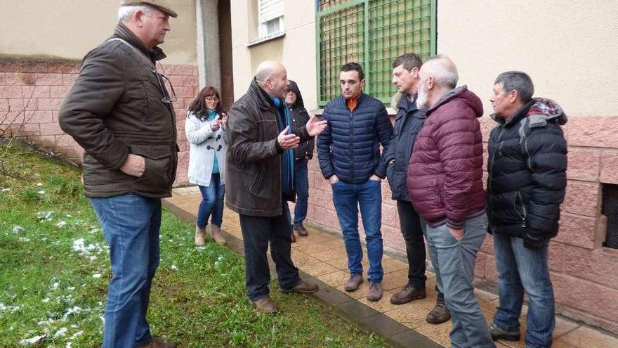 Los vecinos de Claudio Zardaín hablan con el alcalde, José Ramón Feito, y el teniente de alcalde, José Luis Álvarez, en el centro de la imagen.