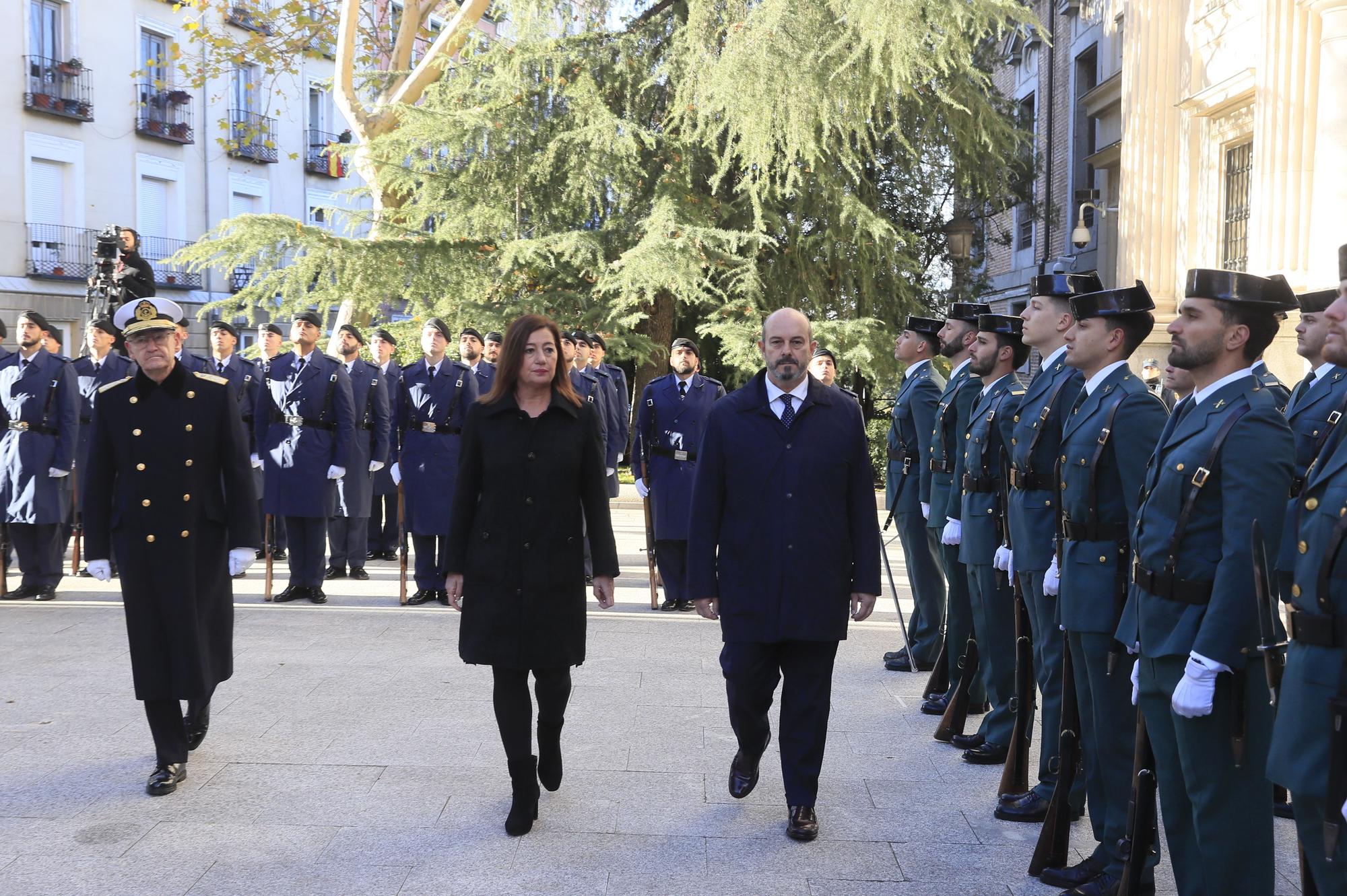 Ceremonia de izado de la bandera frente al Senado