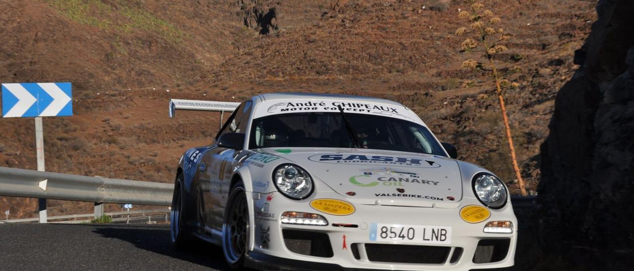 Iván Armas y su hijo, del mismo nombre, con el Porsche 911 GT3-2010 en la zona de la Era del Cardón, ayer. | | MOTORACTUALIDAD.ES