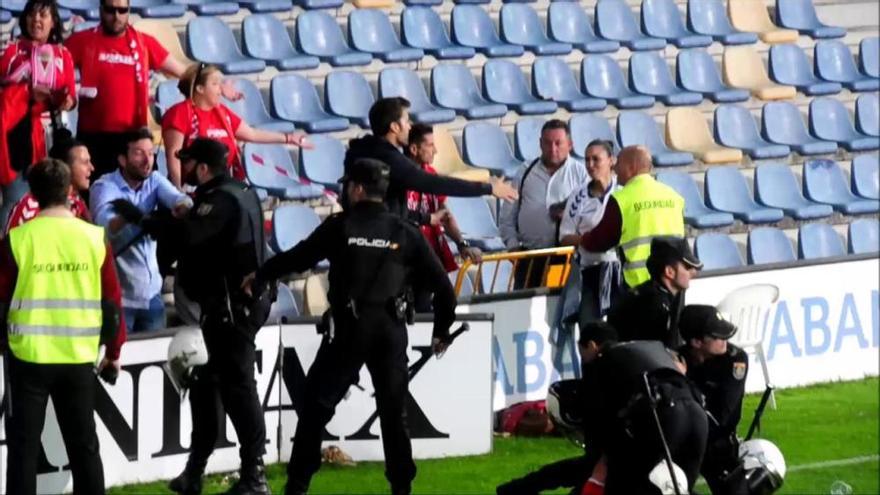 La PolicíaNacional reduce a un aficionado del Real Murcia en Pontevedra