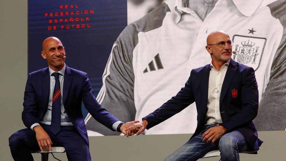 Rubiales, presidente de la federación española, y Luis de la Fuente, nuevo seleccionador, en la ciudad deportiva de Las Rozas.