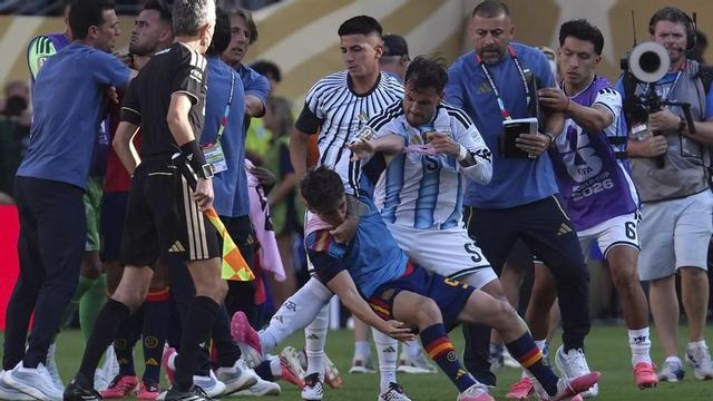 Paredes tira al suelo a Gavi en una tangana al final del partido. | ANGEL COLMENARES