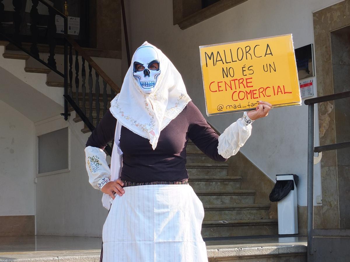 Madó Farta, l'activista darrere la pagesa-calavera: «Els turistes no són l’enemic; són una conseqüència d’un model»