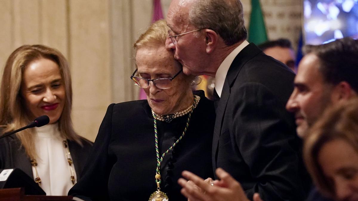 El alcalde felicita a María Victoria Atencia el día que fue nombrada Hija Predilecta de Málaga.