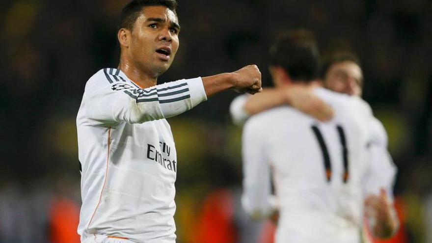 Casemiro se dirige a la grada del Bernabéu mientras Bale, al fondo, celebra un gol con un compañero.