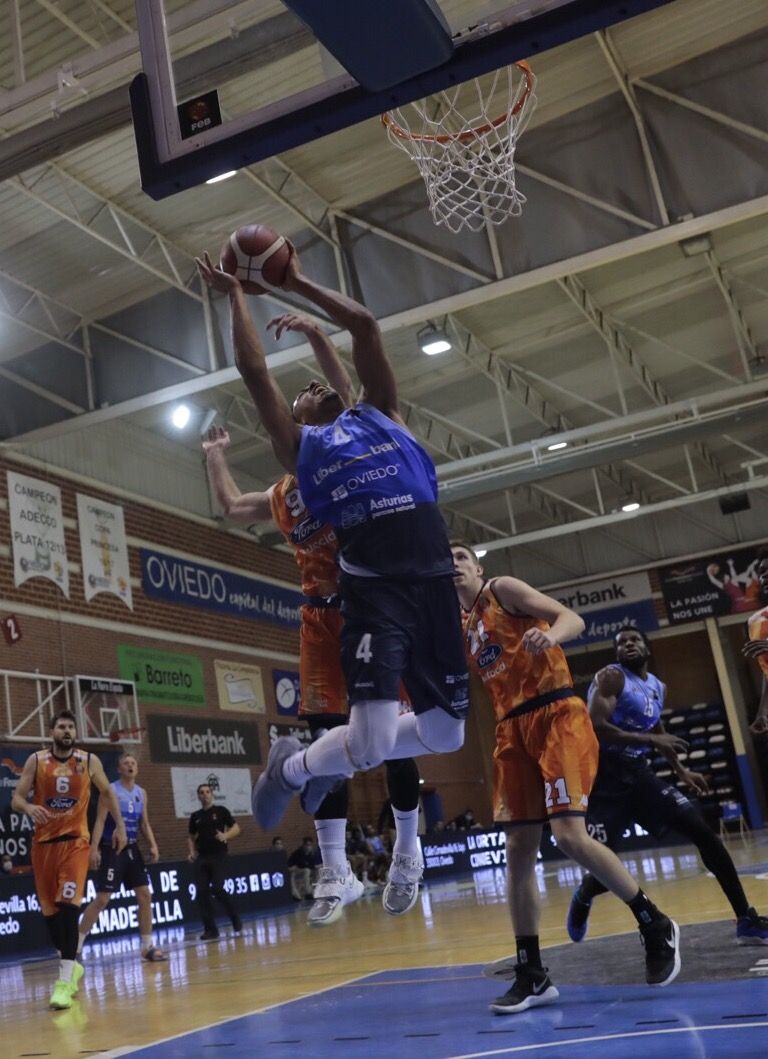 El Liberbank Oviedo Baloncesto gana por 90-73 al Tizona Burgos