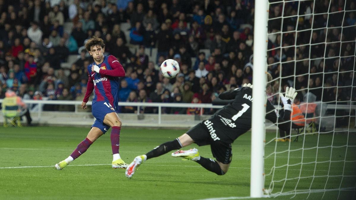 João Félix remata a placer sin consecuencias durante el partido de Liga.