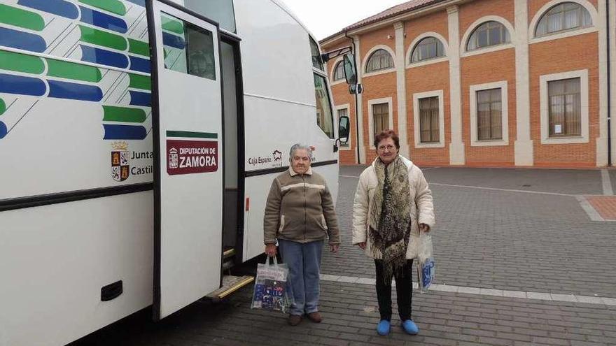 Dos usuarias del bus-biblioteca provincial.