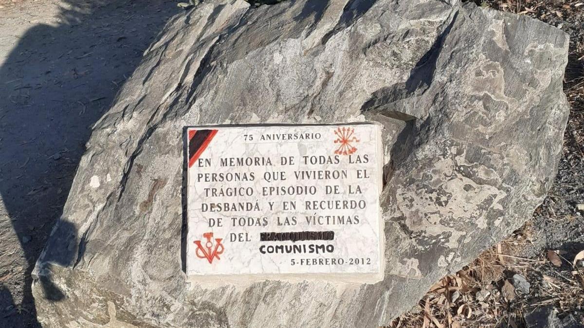 Pintada fascista en una placa en memoría de las víctimas de la Desbandá