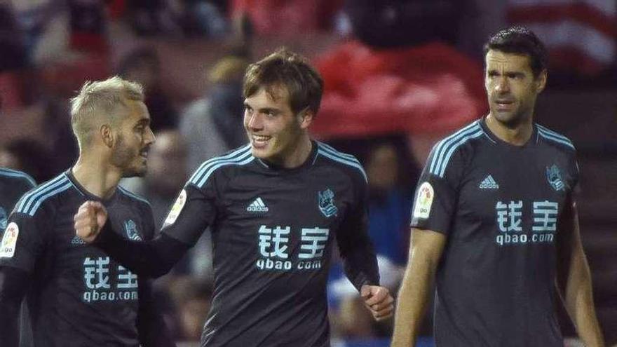 Jon Bautista, en el centro, celebra su gol de ayer en Los Cármenes.