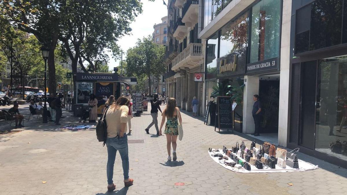 'Manteros' en el paseo de Gràcia, hace unos días.