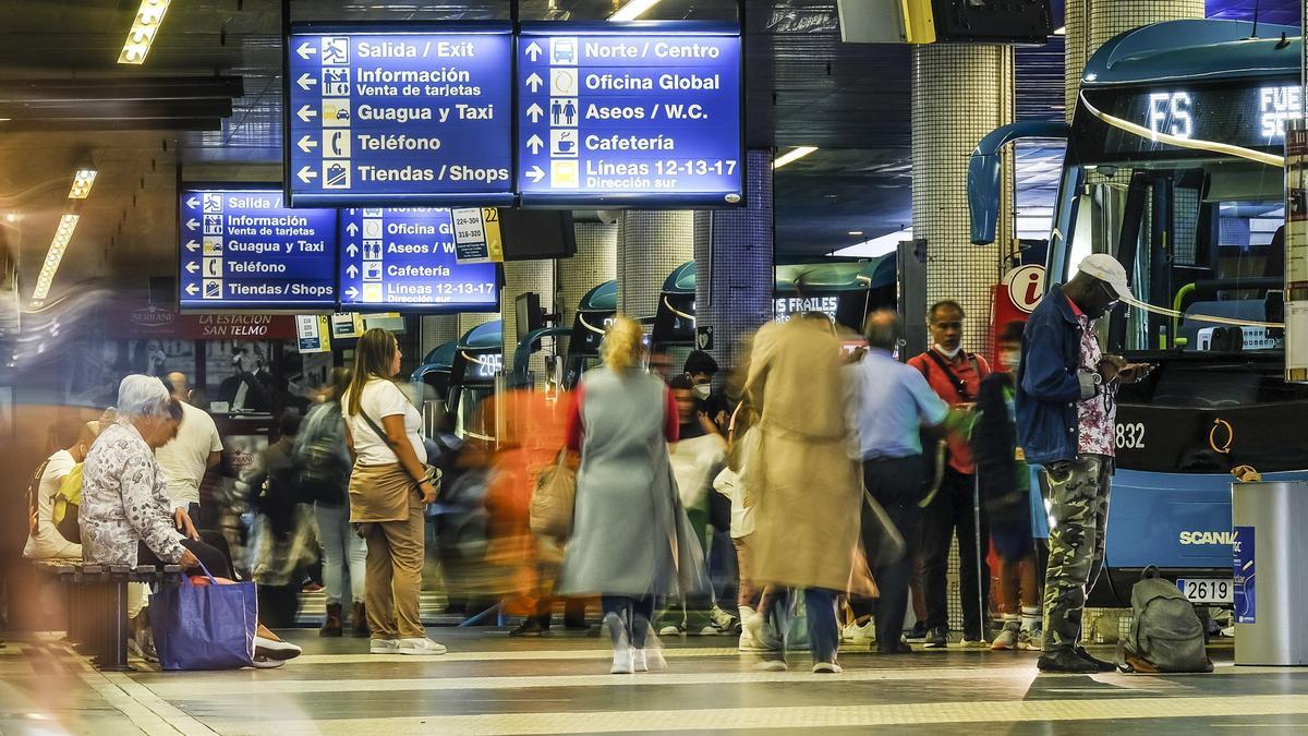 Un grupo de personas hace cola en la Estación de San Telmo, en la capital grancanaria.