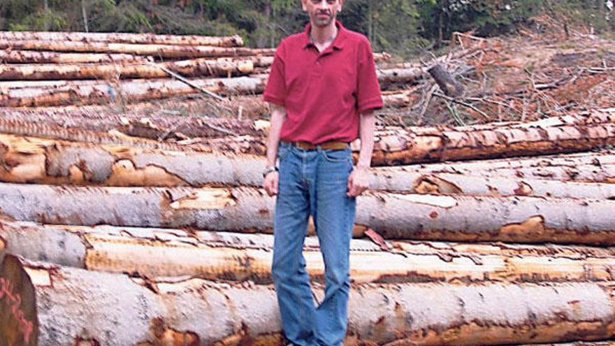 Nació en Santa Cristina de Vinseiro el 2 de agosto de 1968. Casado y con 2 hijas, es ingeniero técnico forestal, técnico especialista en Automoción y está acabando la Licenciatura en Ciencias Ambientais. Trabajó de mecánico con su padre, censador, autónomo y ahora profesor de Secundaria. Nacionalista y próximo a la izquierda desde siempre, milita en el BNG desde hace 22 años.