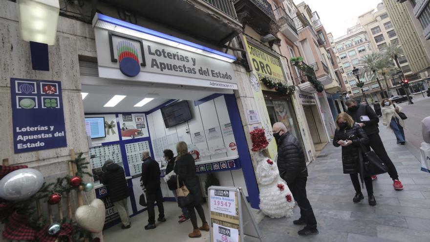 Colas en Castellón para cobrar la ‘paga extra’ del sorteo de Navidad