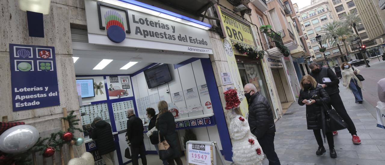 Administraciones de toda la provincia, como la del Lotero de las Gafas de Castelló, registraron ayer colas para cobrar.