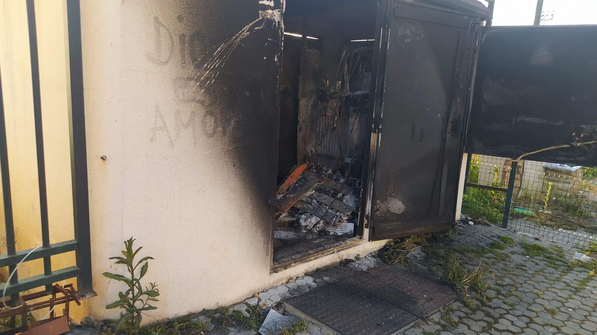 Imagen del centro de transformación que ha ardido este martes en Polígono Sur.