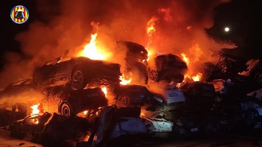 Vídeo: Incendio en un cementerio de coches afectados por la dana en Catarroja