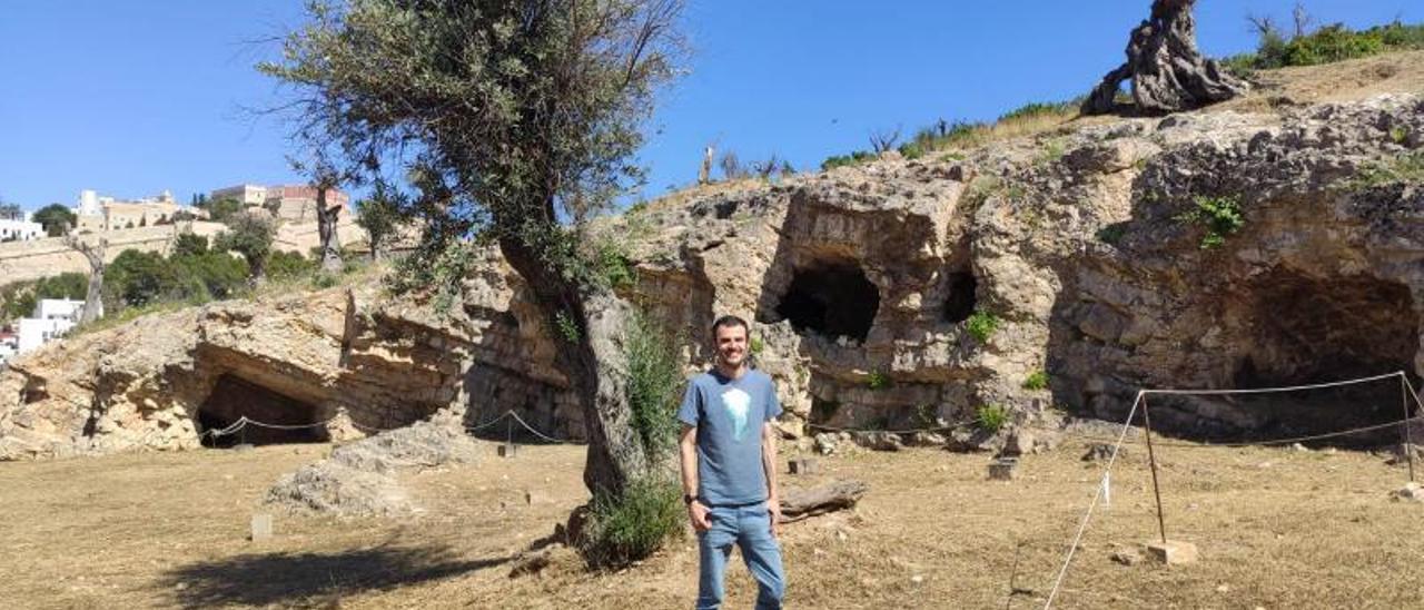 Gabriel Servera, ayer, en la necrópolis de Puig des Molins.