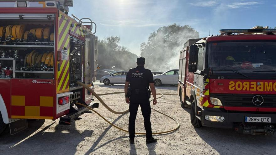 Un agente de la Policía Local de Marbella, en una actuación con los efectivos de los Bomberos locales.