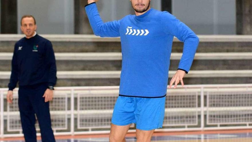 Borja Méndez, en un entrenamiento, con Quique Domínguez de fondo observando. // Rafa Vázquez