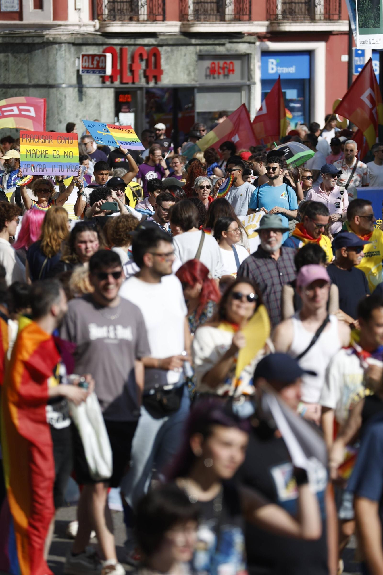 Así fue el desfile del Orgullo en Gijón (en imágenes)