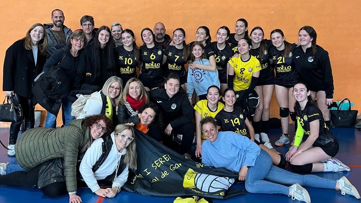 Jugadoras del cadete de 1ª del CV Real y familiares, en el desplazamiento a Castellón