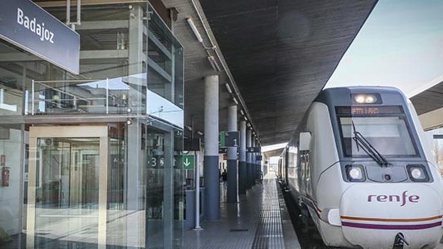 Un tren a su paso por la estación de trenes de Badajoz.