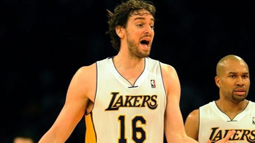 Pau Gasol se lamenta de una acción en presencia de Derek Fisher.