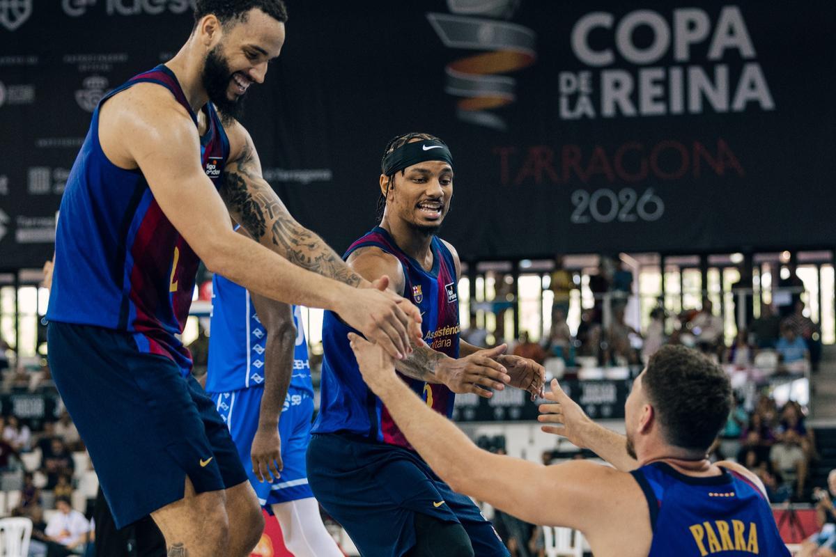 Robinson ayuda a levantar a Parra junto aq Tyrese Martin
