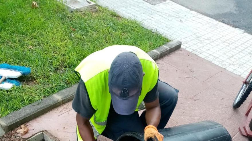 Alfafar realiza una limpieza de los imbornales por todo el municipio