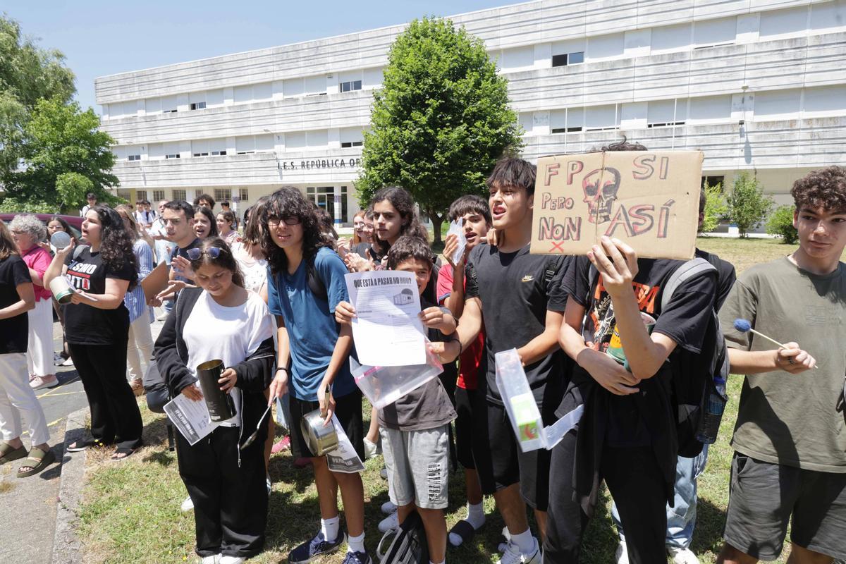 La comunidad educativa del centro vigués se concentró para protestar contra la forma de implantación de la nueva enseñanza.