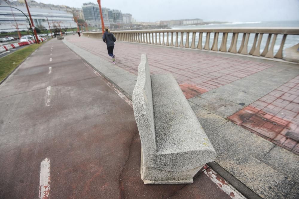 Daños en A Coruña por las olas en alerta roja