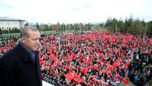 Erdogan se dirige a sus seguidores al llegar al aeropuerto de Esenboga, en Ankara, el 17 de abril.