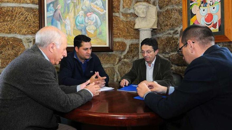 Miembros del gobierno y representantes de Espina y Delfín en la reunión de mayo. // Bernabé/Javier Lalín