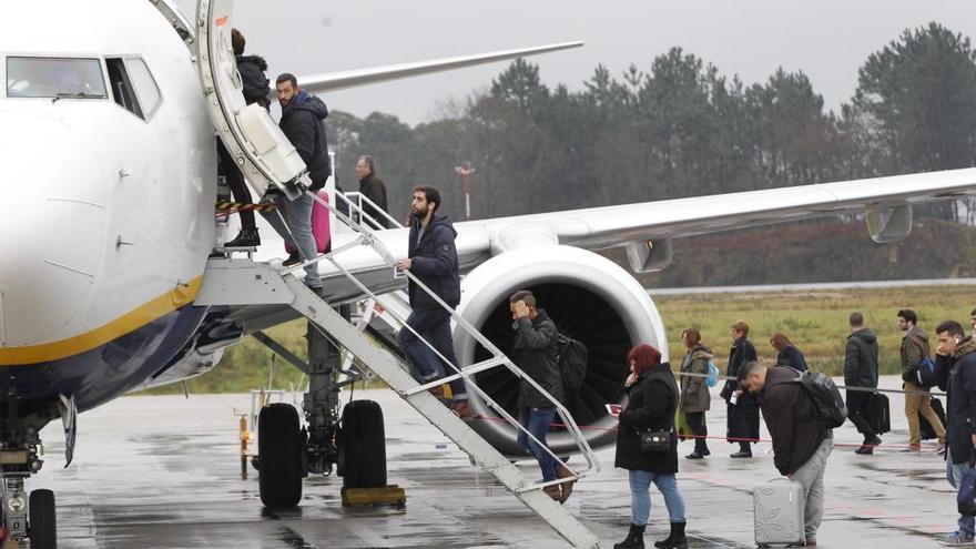 Pasajeros embarcan en un avión de Ryanair en Vigo. // J. L.